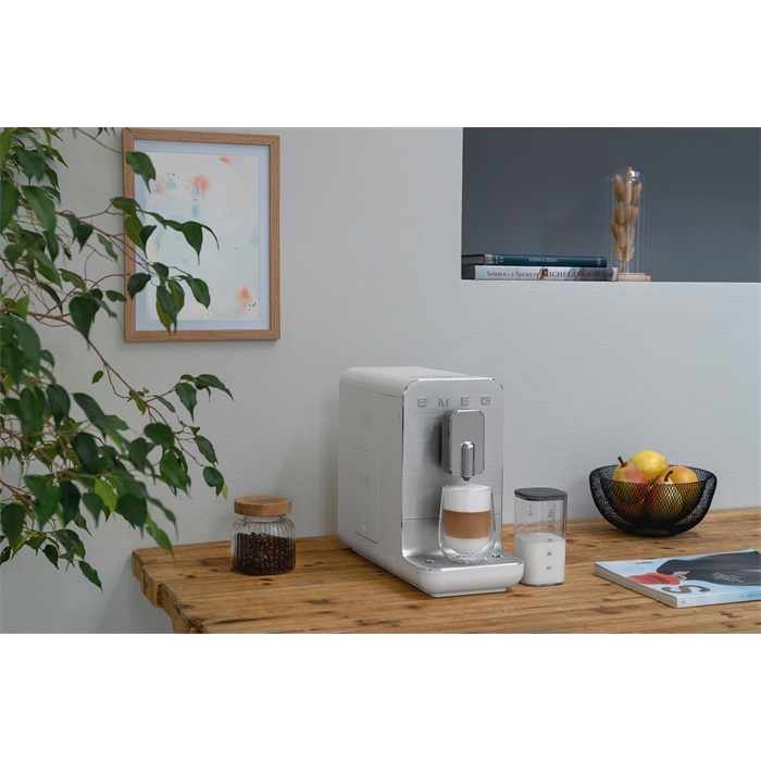 SMEG AUTOMATA KÁVÉFŐZŐ, retro, tejhabosító funkció, cappuccino/latte macchiato funkció, matt fehér